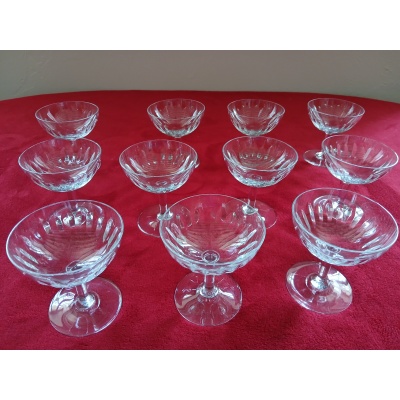 11 coupes en cristal Signées Baccarat Modèle Cassino