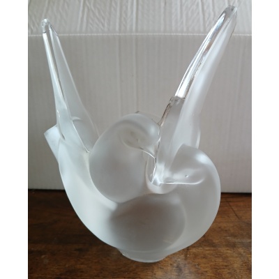 UN VASE signé Lalique France  » Sylvie aux colombes »