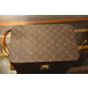 Vanity case Louis Vuitton à bandoulière. 23