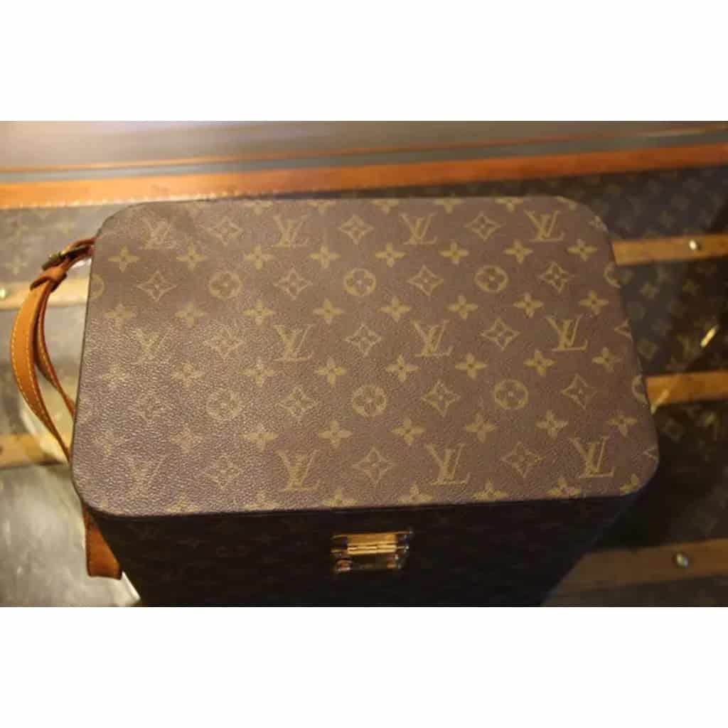 Vanity case Louis Vuitton à bandoulière. 6
