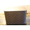 Vanity case Louis Vuitton à bandoulière. 25