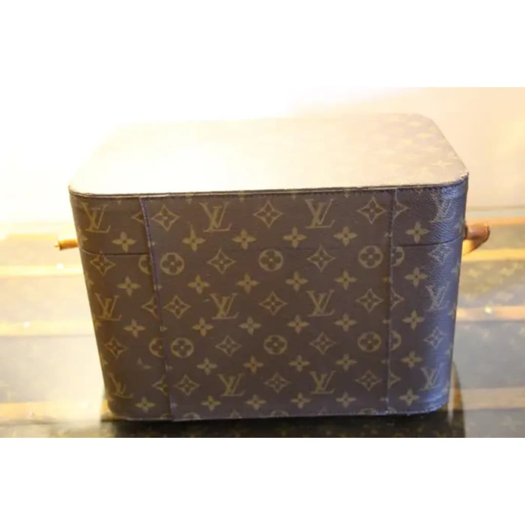 Vanity case Louis Vuitton à bandoulière. 8