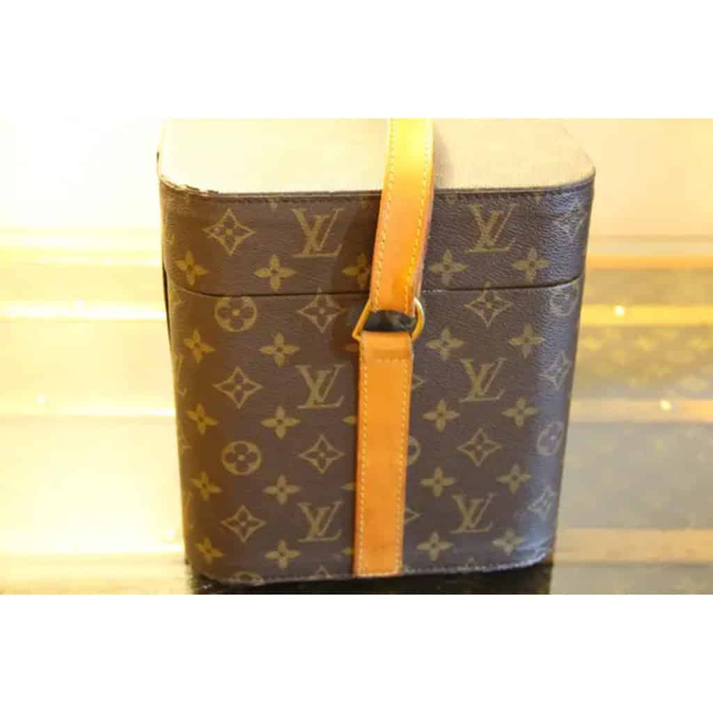 Vanity case Louis Vuitton à bandoulière. 9