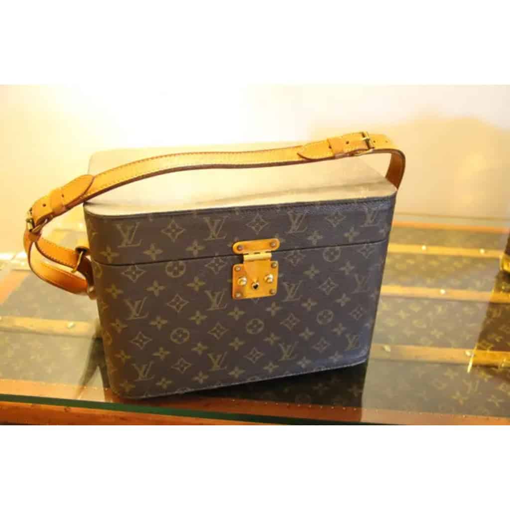 Vanity case Louis Vuitton à bandoulière. 19