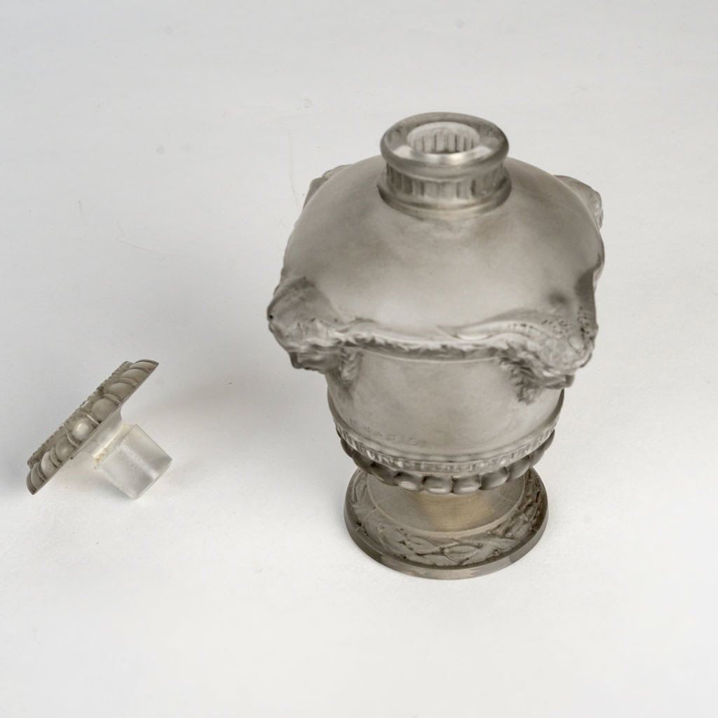1925 René Lalique – Flacon « Bouquet de Faunes » verre blanc patiné gris pour Guerlain 6