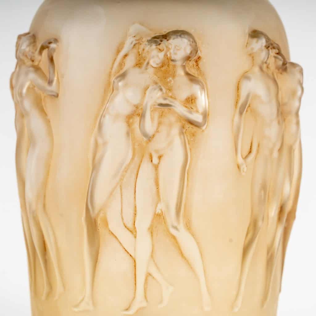 1920 René Lalique – Vase 12 Douze Figurines avec Bouchon Verre Blanc Patiné Sépia 8