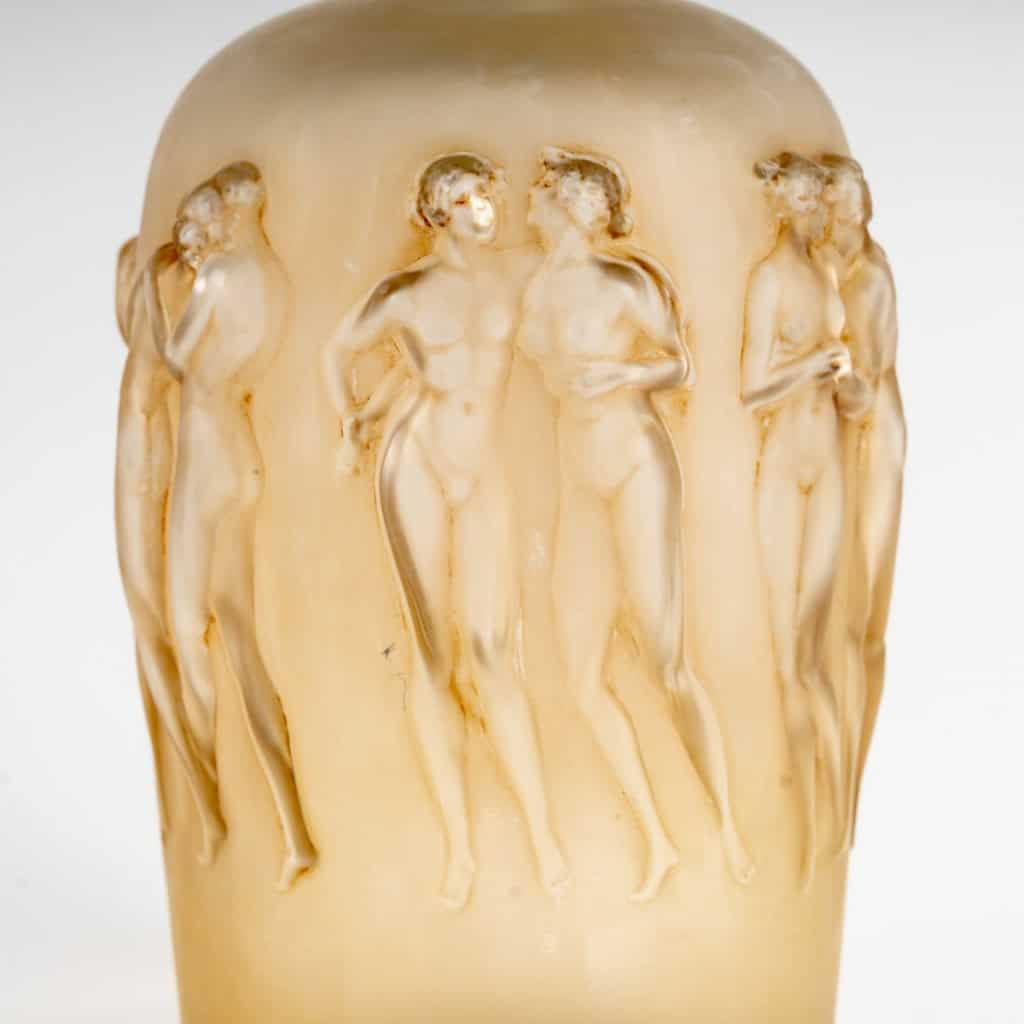 1920 René Lalique – Vase 12 Douze Figurines avec Bouchon Verre Blanc Patiné Sépia 9