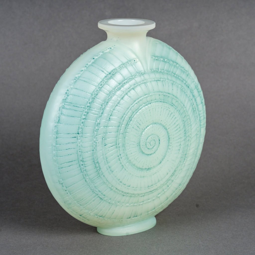 1920 René Lalique – Vase Escargot Verre Opalescent Patiné Bleu Vert 5