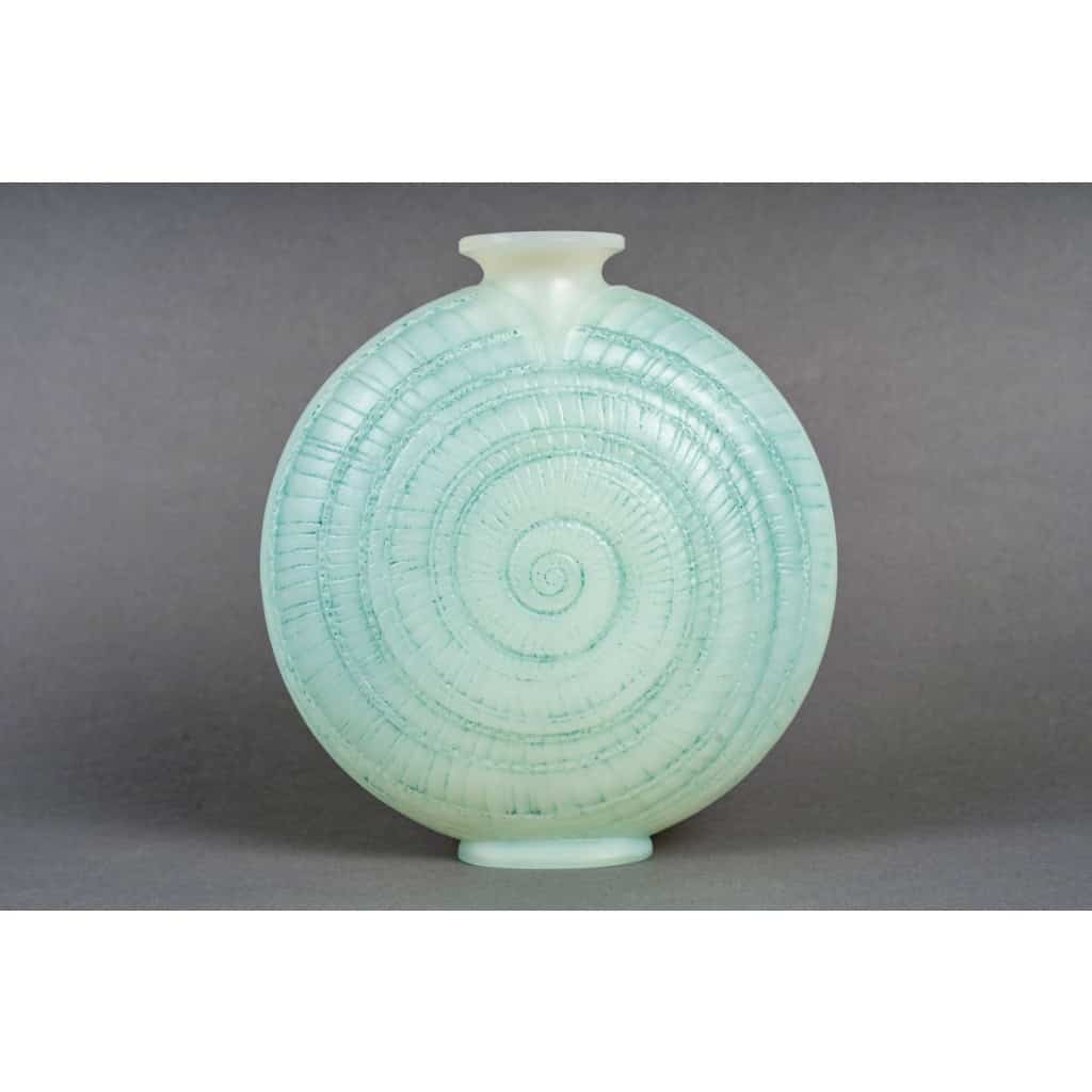 1920 René Lalique – Vase Escargot Verre Opalescent Patiné Bleu Vert 4