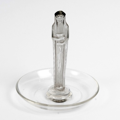 1925 René Lalique – Baguier Cendrier Statuette Source de la Fontaine Verre Blanc Patiné Gris