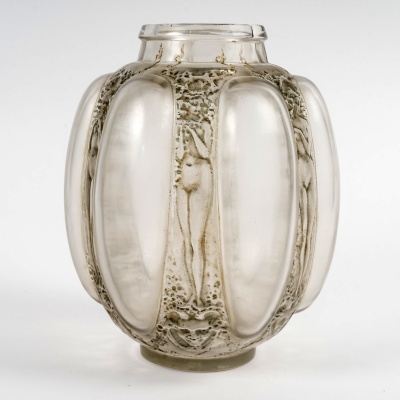 1912 René Lalique – Vase Six Figurines et Masques Verre Blanc Patiné Gris Vert