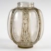 1912 René Lalique – Vase Six Figurines et Masques Verre Blanc Patiné Gris Vert 15