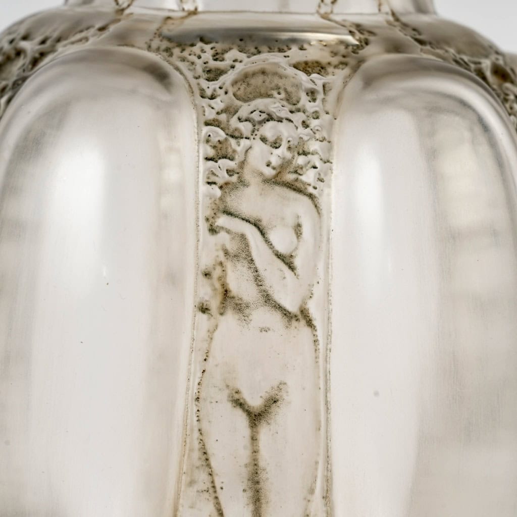 1912 René Lalique – Vase Six Figurines et Masques Verre Blanc Patiné Gris Vert 11