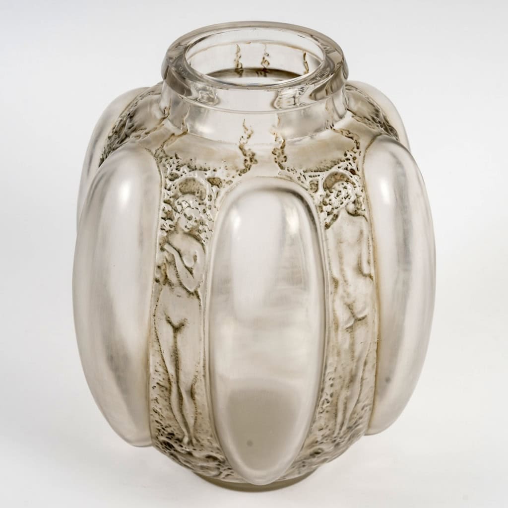 1912 René Lalique – Vase Six Figurines et Masques Verre Blanc Patiné Gris Vert 10