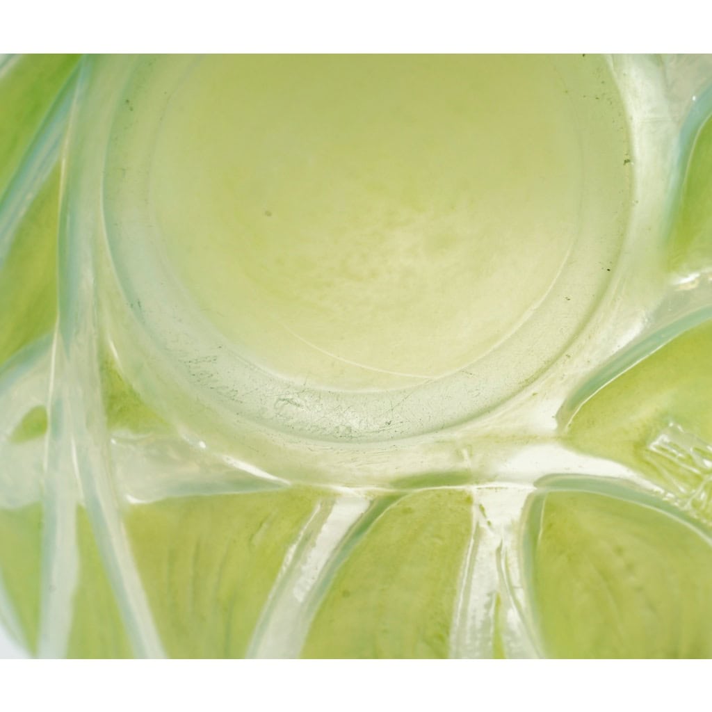 1912 René Lalique – Vase Sauterelles Verre Opalescent Double Couche Patiné Vert 7