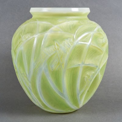 1912 René Lalique – Vase Sauterelles Verre Opalescent Double Couche Patiné Vert
