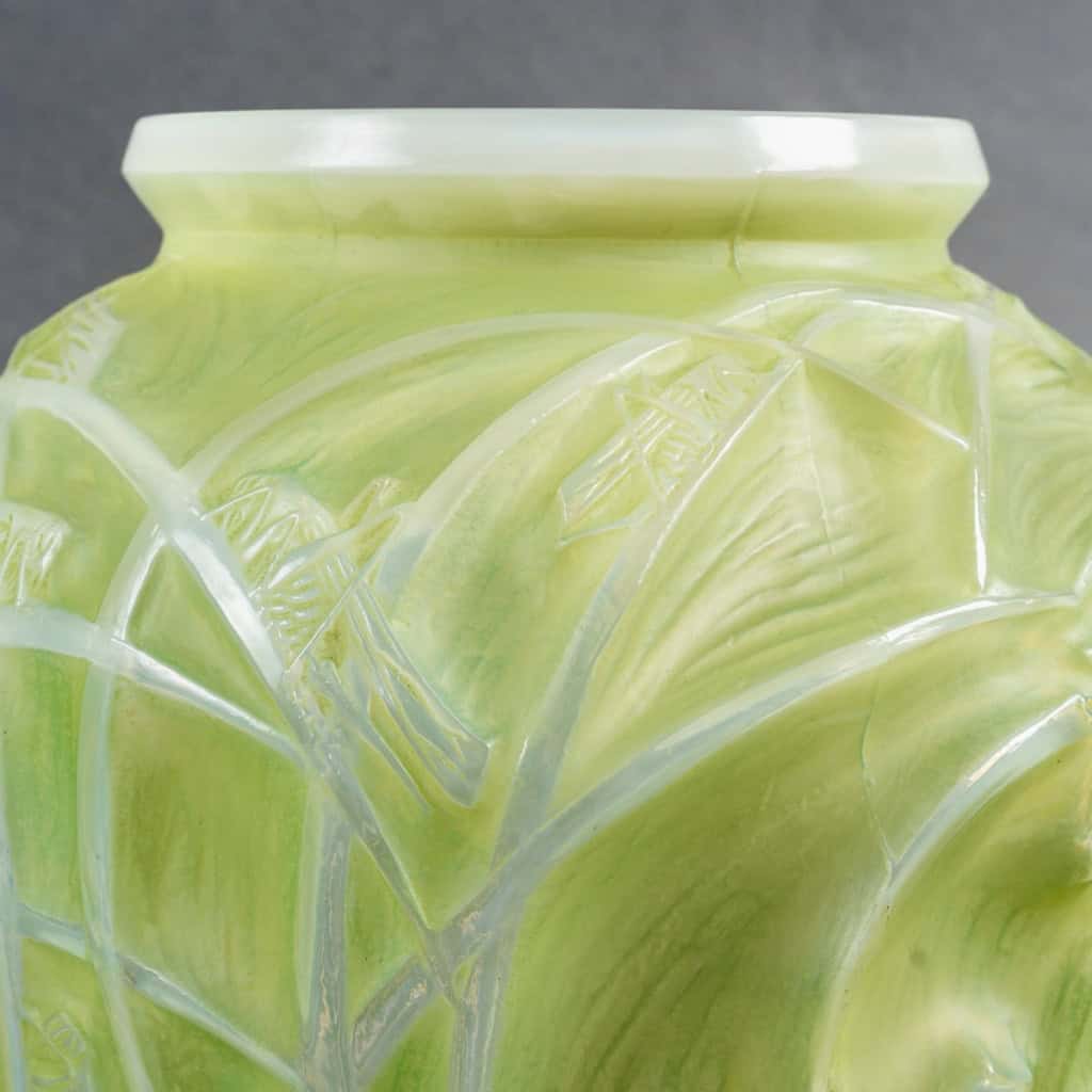 1912 René Lalique – Vase Sauterelles Verre Opalescent Double Couche Patiné Vert 6