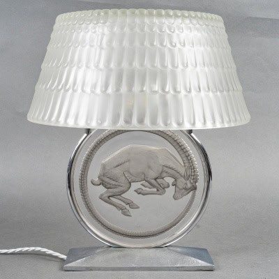 1931 René Lalique – Lampe Art Déco Bélier Verre Blanc Patiné Gris