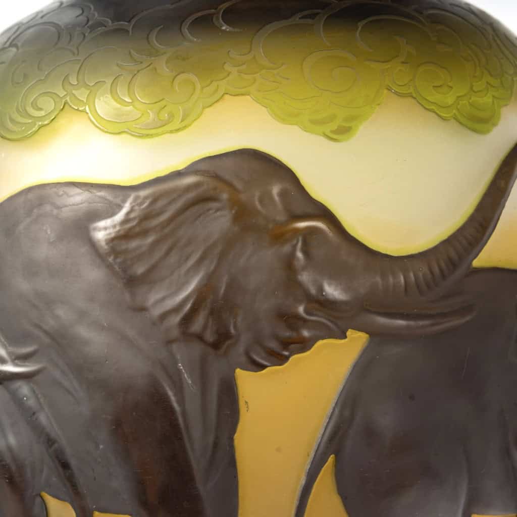 1925 Emile Gallé – Vase Eléphants Verre Multicouche Brun, Jaune et Vert 7