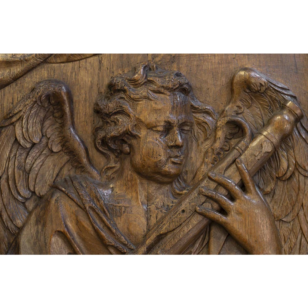 Paire de panneaux en bois sculpté d’anges musiciens. 6