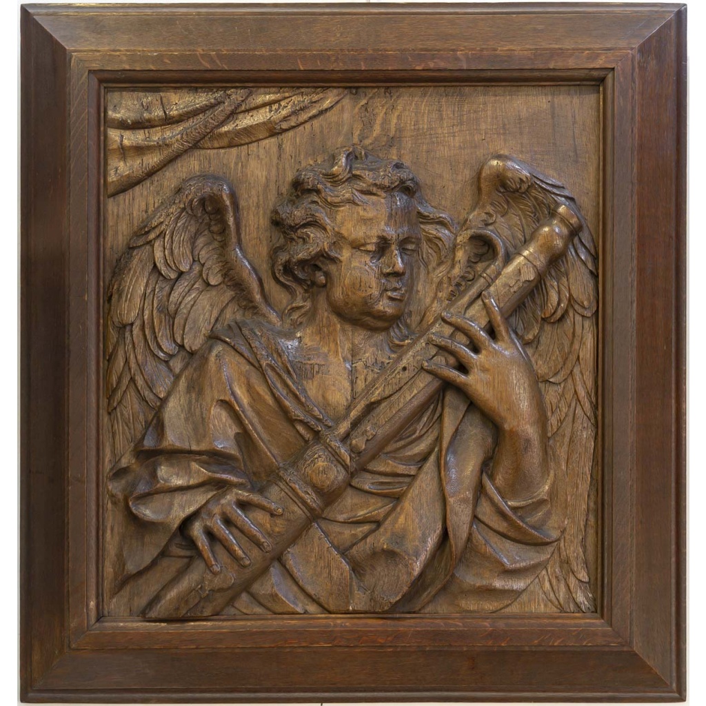 Paire de panneaux en bois sculpté d’anges musiciens. 4