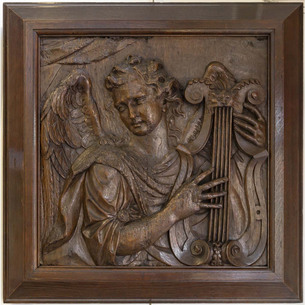 Paire de panneaux en bois sculpté d’anges musiciens. 9