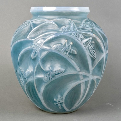 1912 René Lalique – Vase Sauterelles Verre Opalescent Double Couche Patiné Bleu
