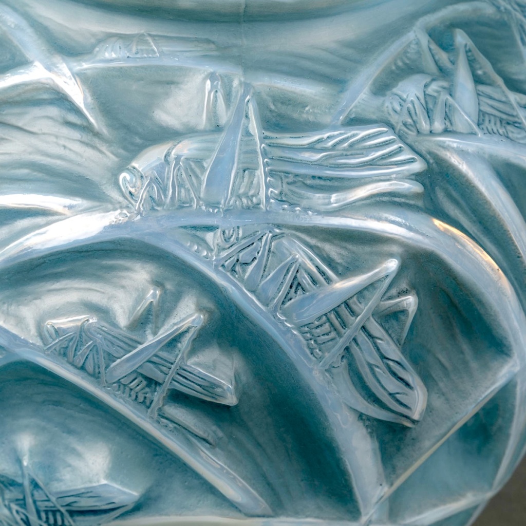 1912 René Lalique – Vase Sauterelles Verre Opalescent Double Couche Patiné Bleu 6