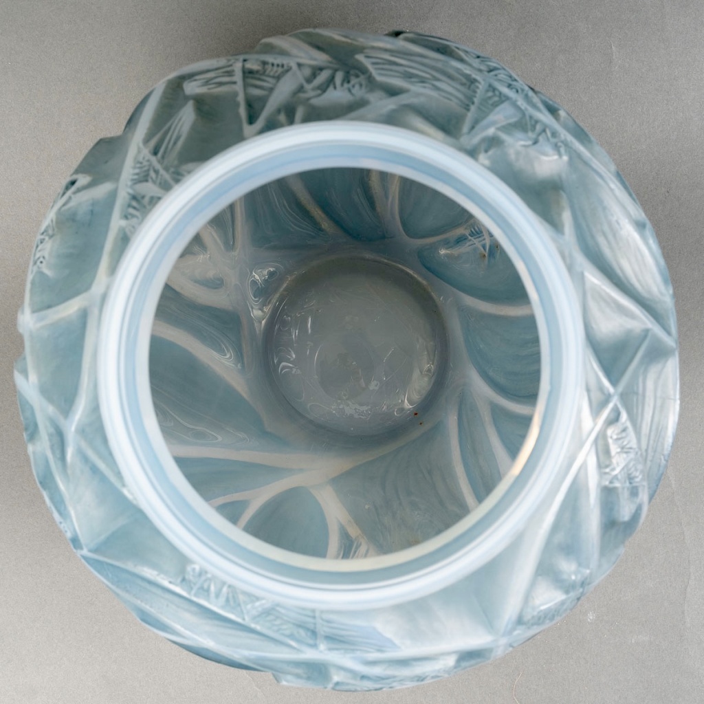 1912 René Lalique – Vase Sauterelles Verre Opalescent Double Couche Patiné Bleu 7