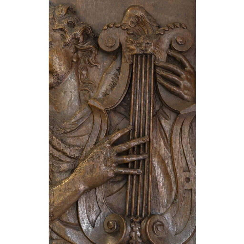 Paire de panneaux en bois sculpté d’anges musiciens. 12