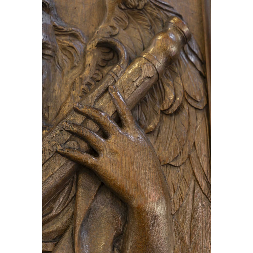 Paire de panneaux en bois sculpté d’anges musiciens. 5