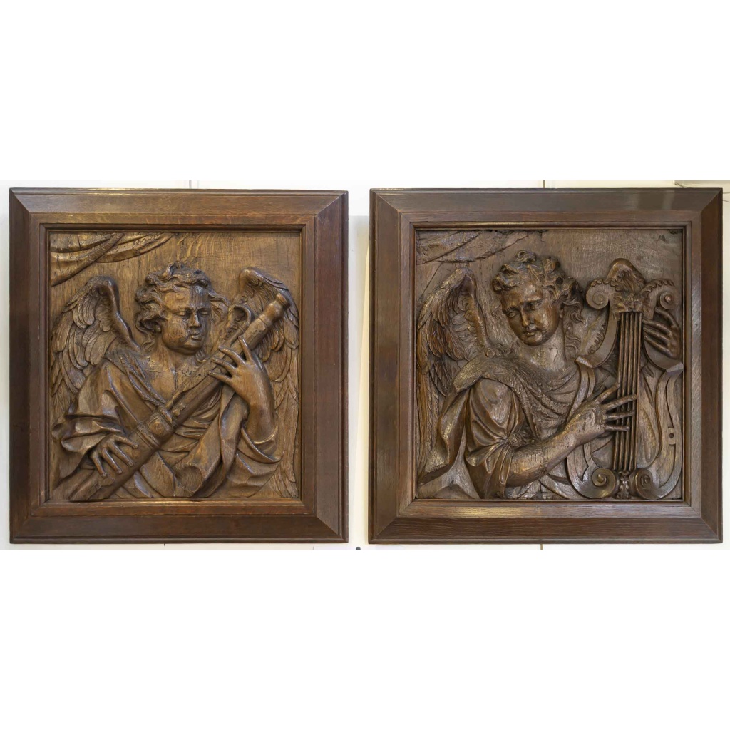 Paire de panneaux en bois sculpté d’anges musiciens. 3
