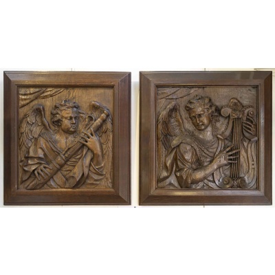 Paire de panneaux en bois sculpté d’anges musiciens.