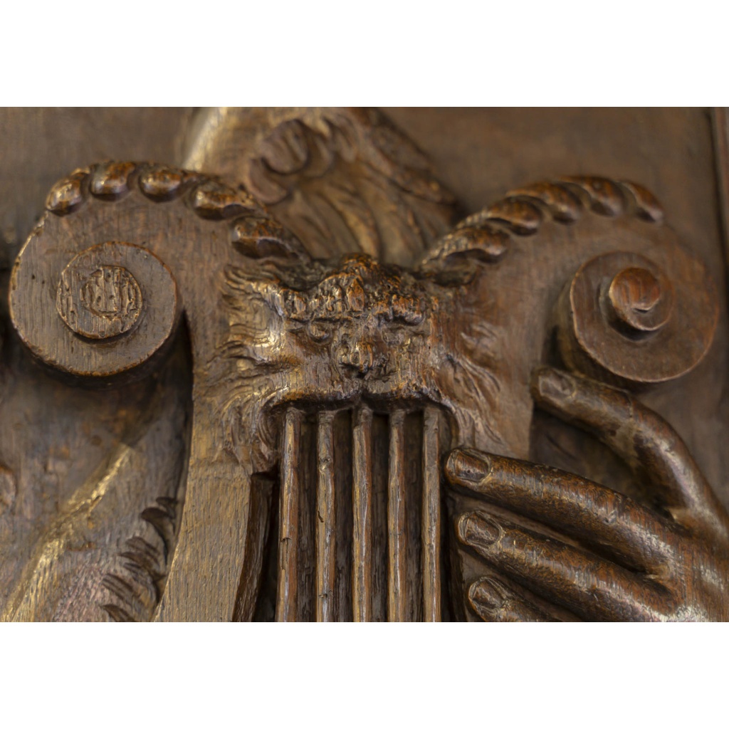 Paire de panneaux en bois sculpté d’anges musiciens. 11