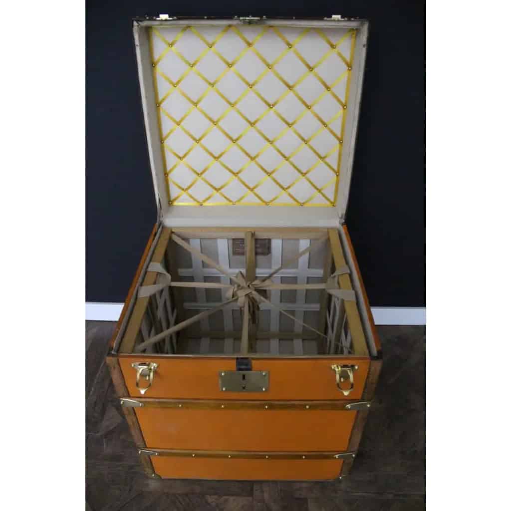 Malle Moynat à chapeaux , forme cube en toile orange. 13