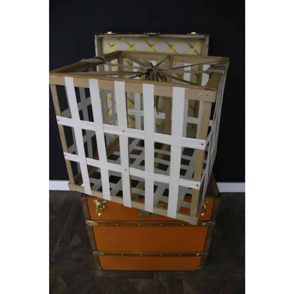 Malle Moynat à chapeaux , forme cube en toile orange. 14