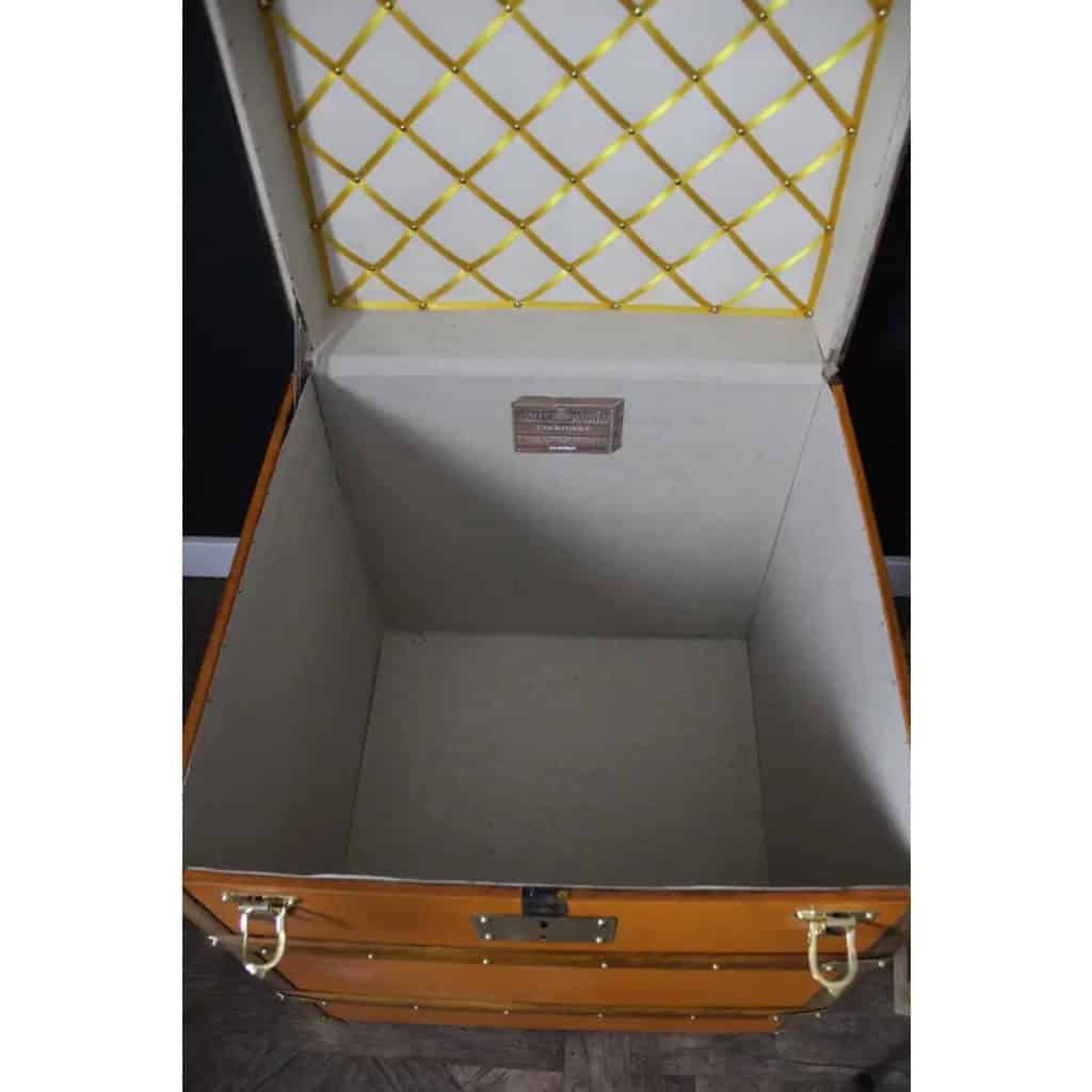 Malle Moynat à chapeaux , forme cube en toile orange. 15