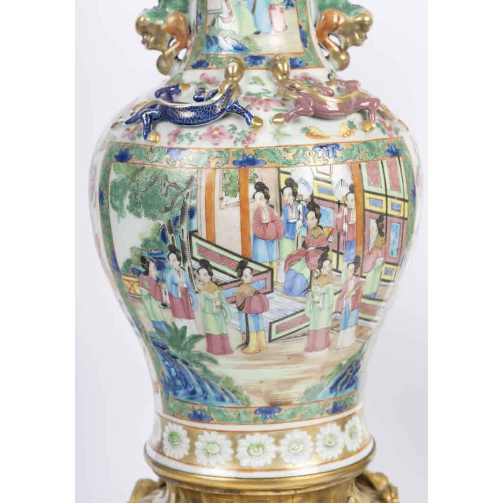 Paire de vases Canton pouvant former des lampes , XIXème siècle. 11