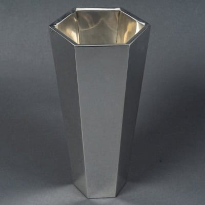 TIFFANY & Co -Vase moderniste en argent XXe