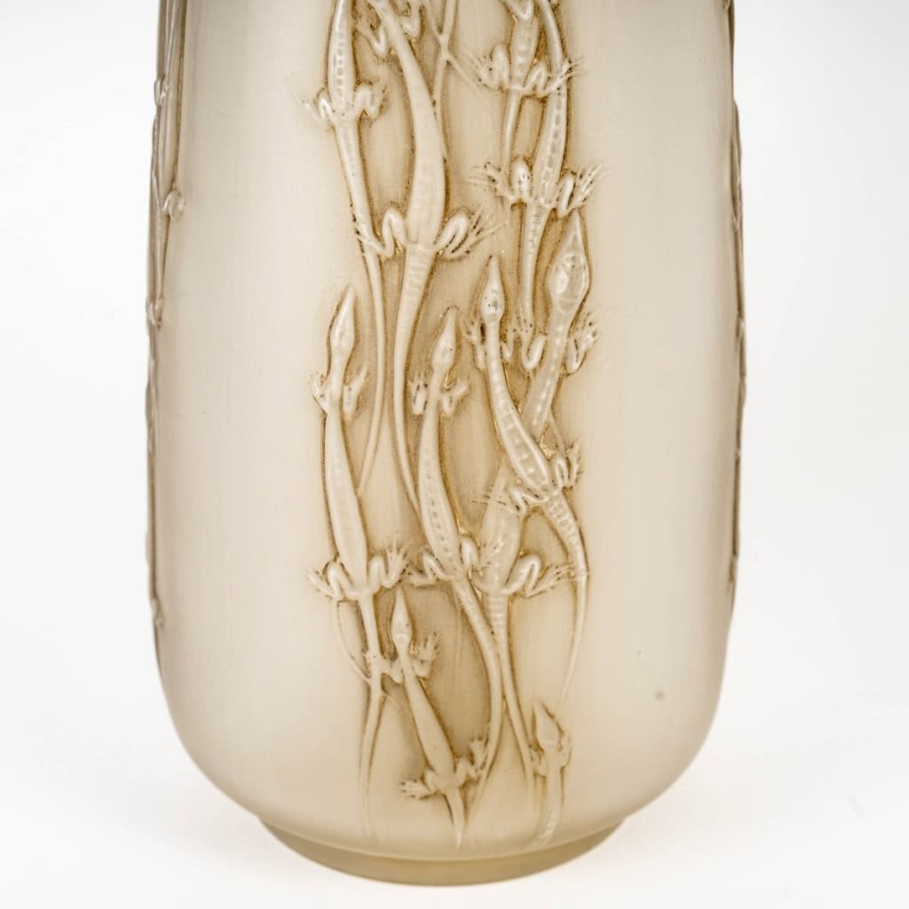 1912 René Lalique – Vase Quatre Groupes de Lézards Verre Blanc Patiné Sépia 6