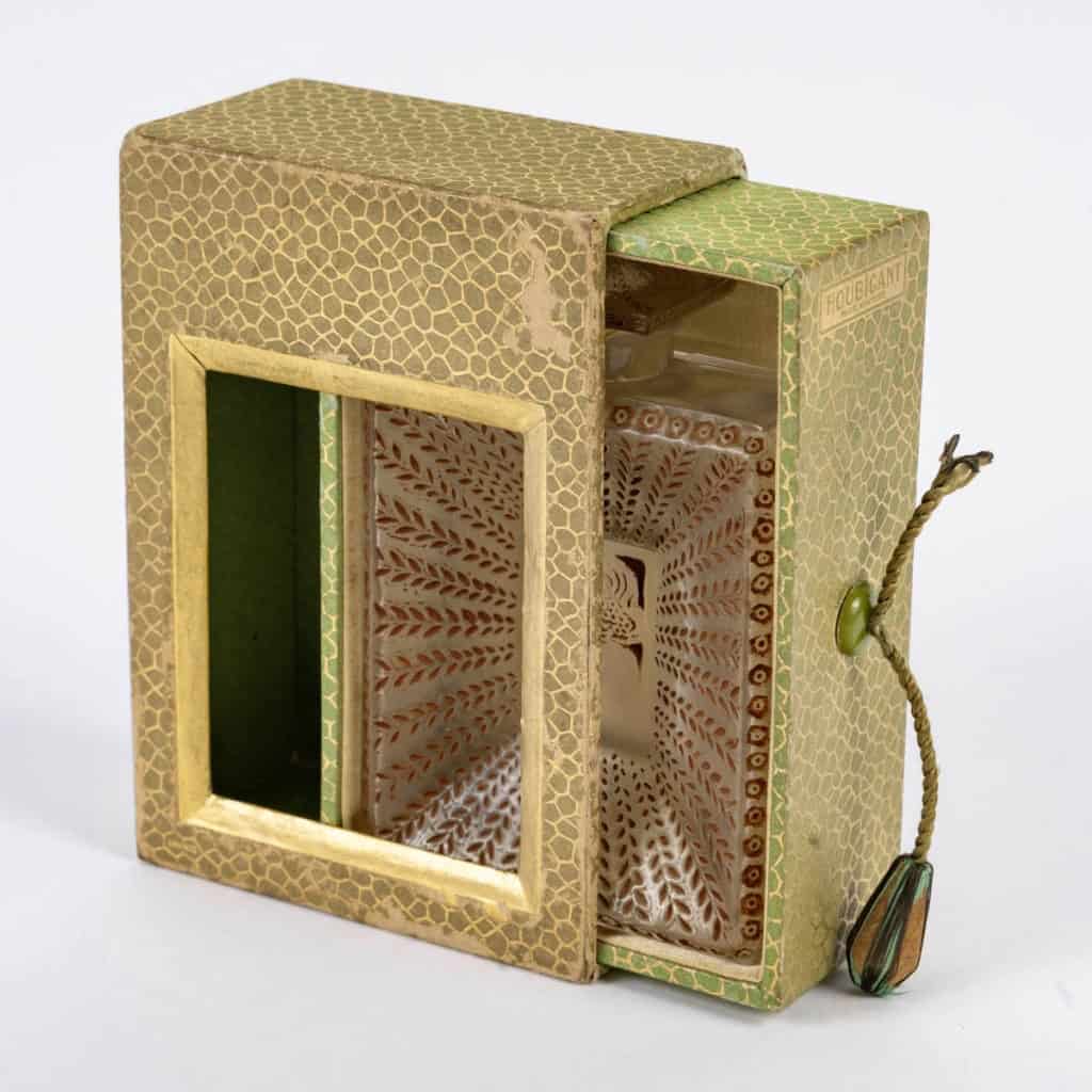 1925 René Lalique – Flacon La Belle Saison Verre Blanc Patiné Sépia pour Houbigant 4