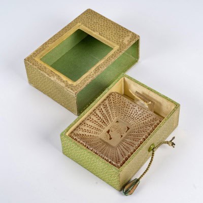 1925 René Lalique – Flacon La Belle Saison Verre Blanc Patiné Sépia pour Houbigant