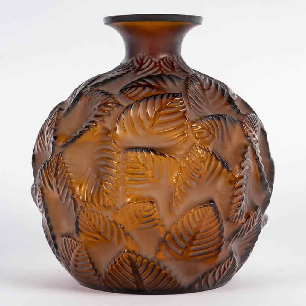 1926 René Lalique – Vase Ormeaux Verre Ambre 3