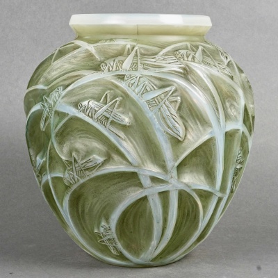 1912 René Lalique – Vase Sauterelles Verre Opalescent Double Couche Patiné Vert