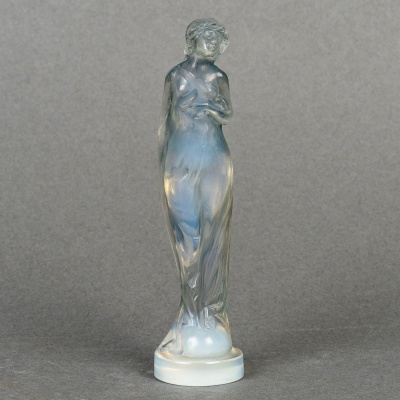 1912 René Lalique – Statuette Moyenne Voilée Verre Opalescent Patiné Bleu 3