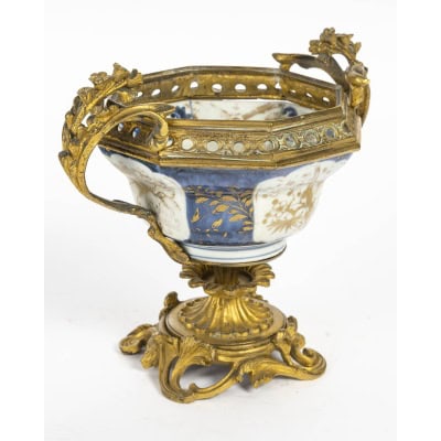 Coupe en porcelaine de Chine du 18ème siècle, monture en bronze doré.