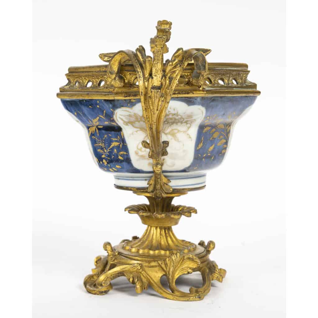 Coupe en porcelaine de Chine du 18ème siècle, monture en bronze doré. 9