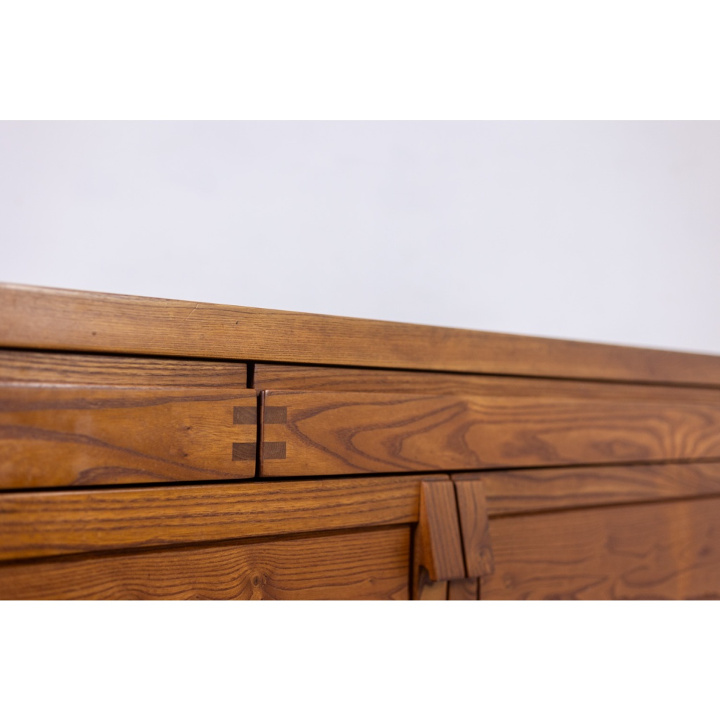 Pierre Chapo. Buffet modèle « R08 » en orme blond, à 2 portes. Circa 1964. LS62991858 6