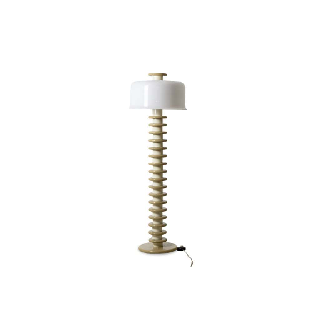 Ettore Sottsass. Lampadaire en bois laqué blanc et beige. Années 1980-90. LS6578809 3