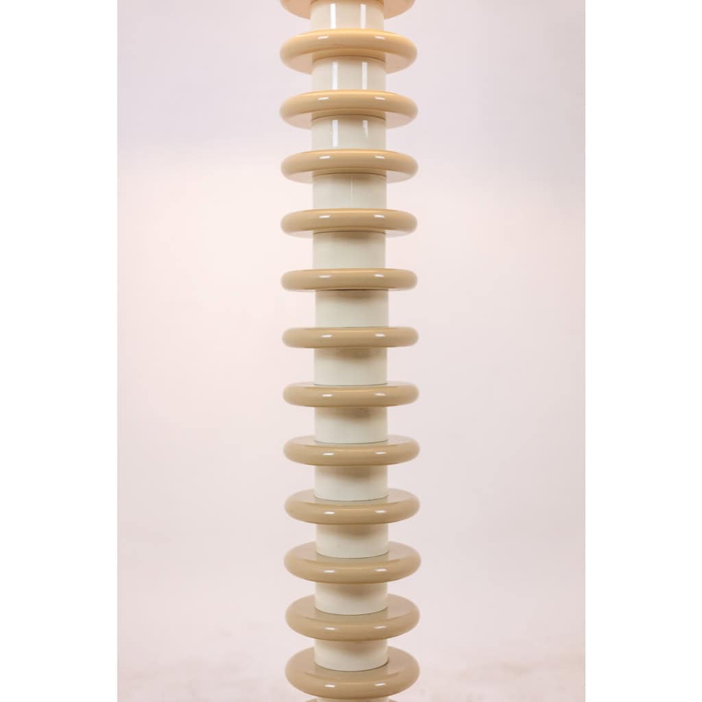 Ettore Sottsass. Lampadaire en bois laqué blanc et beige. Années 1980-90. LS6578809 9
